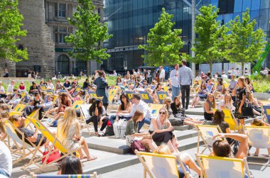 Londra, İngiltere - 26 Haziran 2019: Londra 'da öğle yemeği sırasında Lloyds binasının yanında yürüyen işadamları ve işadamları