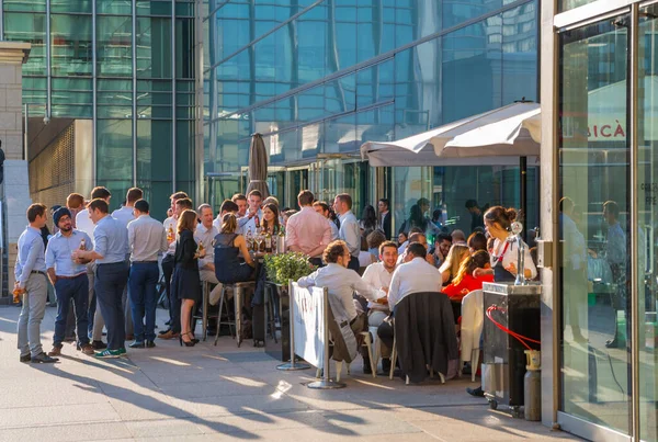 Londra, İngiltere - 26 Haziran 2019: İnsanlar iş gününden sonra kafede dinleniyor. 