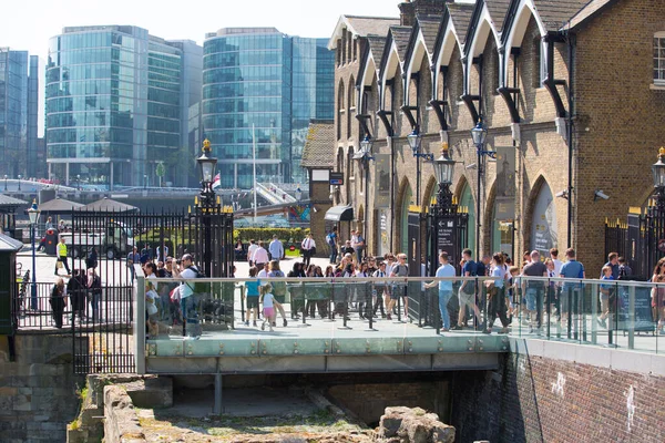 London June 2019 People Tourists Passing Bridge Way Tower London — Stock Photo, Image