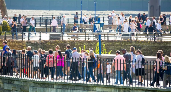 Londra Regno Unito Giugno 2019 Persone Turisti Che Attraversano Ponte — Foto Stock