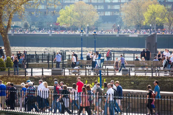 Londyn Wielka Brytania Czerwca 2019 Ludzie Turyści Mijający Most Drodze — Zdjęcie stockowe