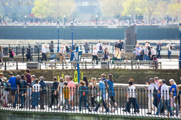 ロンドン イギリス 2019年6月26日 ロンドン塔へ向かう途中で橋を渡る人々と観光客 — ストック写真