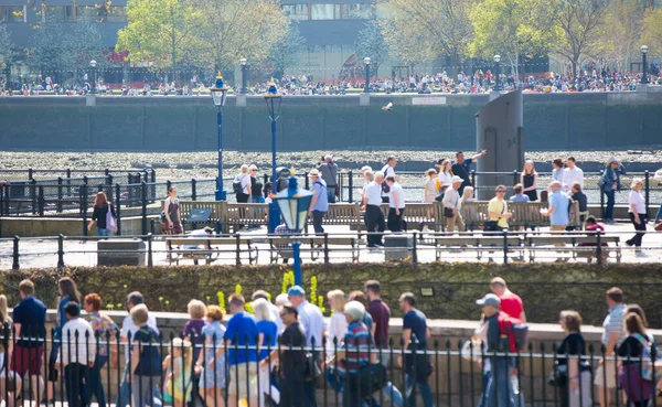 Londra Ngiltere Haziran 2019 Londra Kulesi Yolunda Insanlar Turistler Köprüden — Stok fotoğraf