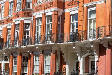 LONDON, İngiltere - 20 Mayıs 2020: Mayfair şehir evleri ve daireleri, Londra 'nın merkezi