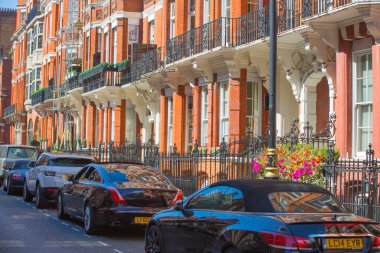 LONDON, İngiltere - 20 Mayıs 2020: Mayfair şehir evleri ve daireleri, Londra 'nın merkezi