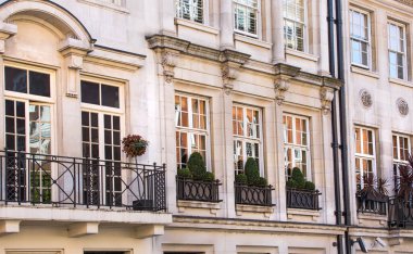 LONDON, İngiltere - 20 Mayıs 2020: Mayfair şehir evleri ve daireleri, Londra 'nın merkezi