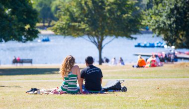 Londra, İngiltere - 8 Eylül 2016: Hyde Park 'ta Serpentine eğlence gölü ve insanların pedal çeviren teknelerle dinlenmesi ve eğlenmesi
