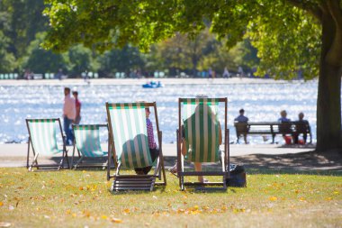 Londra, İngiltere - 8 Eylül 2016: Hyde Park 'ta Serpentine eğlence gölü ve insanların pedal çeviren teknelerle dinlenmesi ve eğlenmesi