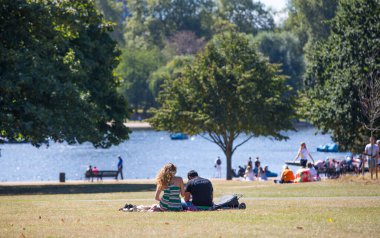 Londra, İngiltere - 8 Eylül 2016: Hyde Park 'ta Serpentine eğlence gölü ve insanların pedal çeviren teknelerle dinlenmesi ve eğlenmesi