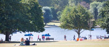 Londra, İngiltere - 8 Eylül 2016: Hyde Park 'ta Serpentine eğlence gölü ve insanların pedal çeviren teknelerle dinlenmesi ve eğlenmesi