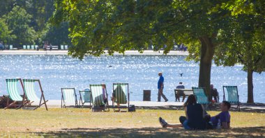Londra, İngiltere - 8 Eylül 2016: Hyde Park 'ta Serpentine eğlence gölü ve insanların pedal çeviren teknelerle dinlenmesi ve eğlenmesi