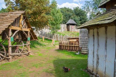 Essex, İngiltere - 31 Ağustos 2018: Norman köyünde ev ticareti. 1050. Cadde 'nin yeniden inşası. Çocuklar için eğitim merkezi günlük yaşam ve beceriler gösterisi