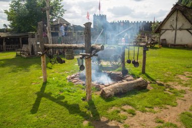 Essex, İngiltere - 31 Ağustos 2018: Norman köyünde ev ticareti. 1050. Cadde 'nin yeniden inşası. Çocuklar için eğitim merkezi günlük yaşam ve beceriler gösterisi