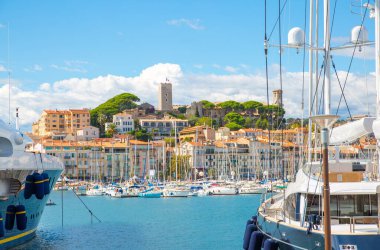 Cannes, Fransa - 18 Eylül 2019: Cannes Limanı manzaralı. Cannes yat festivali