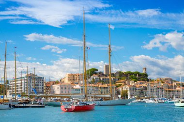 Cannes, Fransa - 18 Eylül 2019: Cannes Limanı manzaralı. Cannes yat festivali