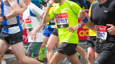 Londra, İngiltere - 23 Nisan 2019: Londra Maratonu 'nda bir sürü insan koşuyor. İnsanlar Canary Wharf aryasında sporcuları alkışlıyor.