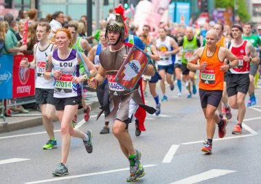 Londra, İngiltere - 23 Nisan 2019: Halkın tezahürat yaptığı komik kostümlü mutlu maraton koşucusu. Sadaka parası artırımı.