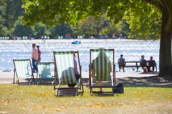 Londra, İngiltere - 8 Eylül 2016: Hyde Park 'ta Serpentine eğlence gölü ve insanların pedal çeviren teknelerle dinlenmesi ve eğlenmesi