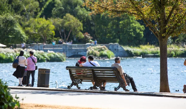 London September 2016 Hyde Park Featuring Serpentine Recreational Lake People — Stock Photo, Image
