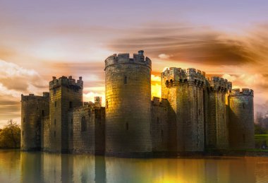 14. yüzyıl Bodiam Şatosu günbatımında demirlemiş. İngiltere