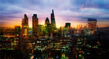 Londra şehri işletme, bankacılık ve finans hizmetleri bölgesi günbatımında çoklu pozlama görüntüsü, küresel iş ve ağ bağlantıları kavramı.