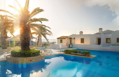 Hersonissos, Girit, Yunanistan - 17 Temmuz 2018: 5 yıldızlı Aldemar Knossos Royal Oteli, güzel bahçeler ve mermer döşenmiş yollarla çevrili köy tarzı villalar.