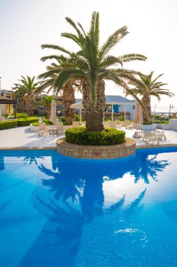 Hersonissos, Girit, Yunanistan - 17 Temmuz 2018: 5 yıldızlı Aldemar Knossos Royal Oteli, güzel bahçeler ve mermer döşenmiş yollarla çevrili köy tarzı villalar.