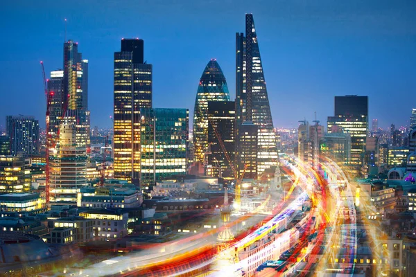 ロンドン市内のビジネス 金融サービスエリア日没 グローバルビジネスとネットワーク接続の概念 — ストック写真