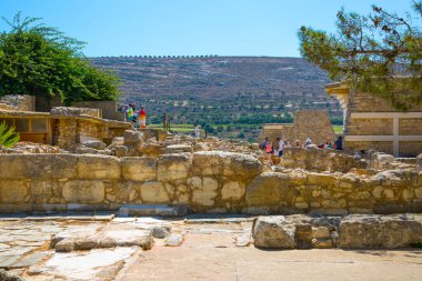 Yunanistan, Girit, Heraklion - 18 Temmuz 2018: Knossos kalıntıları, Çar Minos 'un törensel ve siyasi merkezi. Daedalus, Minotaur, Ariadne ve İkarus efsaneleriyle bağlantılı arkeolojik alan