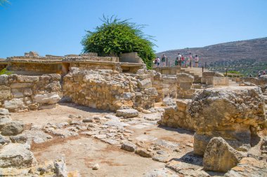 Yunanistan, Girit, Heraklion - 18 Temmuz 2018: Knossos kalıntıları, Çar Minos 'un törensel ve siyasi merkezi. Daedalus, Minotaur, Ariadne ve İkarus efsaneleriyle bağlantılı arkeolojik alan