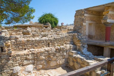 Yunanistan, Girit, Heraklion - 18 Temmuz 2018: Knossos kalıntıları, Çar Minos 'un törensel ve siyasi merkezi. Daedalus, Minotaur, Ariadne ve İkarus efsaneleriyle bağlantılı arkeolojik alan
