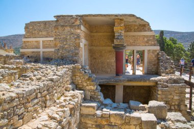 Yunanistan, Girit, Heraklion - 18 Temmuz 2018: Knossos kalıntıları, Çar Minos 'un törensel ve siyasi merkezi. Daedalus, Minotaur, Ariadne ve İkarus efsaneleriyle bağlantılı arkeolojik alan