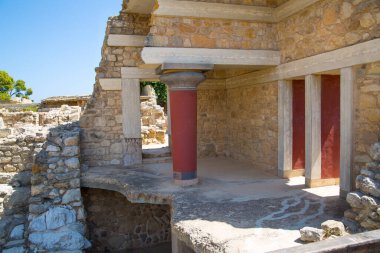 Yunanistan, Girit, Heraklion - 18 Temmuz 2018: Knossos kalıntıları, Çar Minos 'un törensel ve siyasi merkezi. Daedalus, Minotaur, Ariadne ve İkarus efsaneleriyle bağlantılı arkeolojik alan