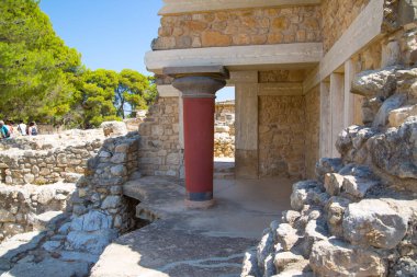 Yunanistan, Girit, Heraklion - 18 Temmuz 2018: Knossos kalıntıları, Çar Minos 'un törensel ve siyasi merkezi. Daedalus, Minotaur, Ariadne ve İkarus efsaneleriyle bağlantılı arkeolojik alan