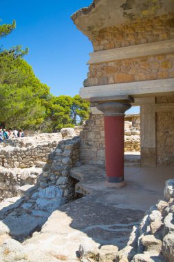 Yunanistan, Girit, Heraklion - 18 Temmuz 2018: Knossos kalıntıları, Çar Minos 'un törensel ve siyasi merkezi. Daedalus, Minotaur, Ariadne ve İkarus efsaneleriyle bağlantılı arkeolojik alan