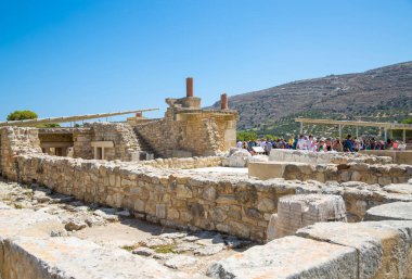 Yunanistan, Girit, Heraklion - 18 Temmuz 2018: Knossos kalıntıları, Çar Minos 'un törensel ve siyasi merkezi. Daedalus, Minotaur, Ariadne ve İkarus efsaneleriyle bağlantılı arkeolojik alan