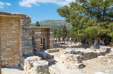 Yunanistan, Girit, Heraklion - 18 Temmuz 2018: Knossos kalıntıları, Çar Minos 'un törensel ve siyasi merkezi. Daedalus, Minotaur, Ariadne ve İkarus efsaneleriyle bağlantılı arkeolojik alan