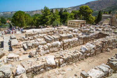 Yunanistan, Girit, Heraklion - 18 Temmuz 2018: Knossos kalıntıları, Çar Minos 'un törensel ve siyasi merkezi. Daedalus, Minotaur, Ariadne ve İkarus efsaneleriyle bağlantılı arkeolojik alan