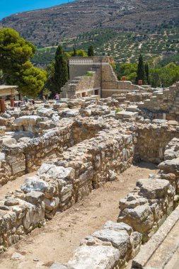 Yunanistan, Girit, Heraklion - 18 Temmuz 2018: Knossos kalıntıları, Çar Minos 'un törensel ve siyasi merkezi. Daedalus, Minotaur, Ariadne ve İkarus efsaneleriyle bağlantılı arkeolojik alan