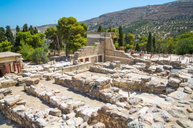 Yunanistan, Girit, Heraklion - 18 Temmuz 2018: Knossos kalıntıları, Çar Minos 'un törensel ve siyasi merkezi. Daedalus, Minotaur, Ariadne ve İkarus efsaneleriyle bağlantılı arkeolojik alan