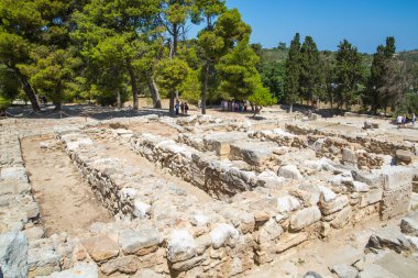 Yunanistan, Girit, Heraklion - 18 Temmuz 2018: Knossos kalıntıları, Çar Minos 'un törensel ve siyasi merkezi. Daedalus, Minotaur, Ariadne ve İkarus efsaneleriyle bağlantılı arkeolojik alan