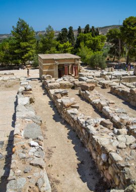 Yunanistan, Girit, Heraklion - 18 Temmuz 2018: Knossos kalıntıları, Çar Minos 'un törensel ve siyasi merkezi. Daedalus, Minotaur, Ariadne ve İkarus efsaneleriyle bağlantılı arkeolojik alan