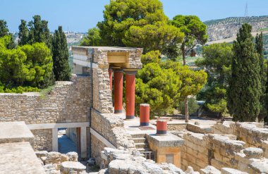 Yunanistan, Girit, Heraklion - 18 Temmuz 2018: Knossos kalıntıları, Çar Minos 'un törensel ve siyasi merkezi. Daedalus, Minotaur, Ariadne ve İkarus efsaneleriyle bağlantılı arkeolojik alan
