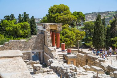 Yunanistan, Girit, Heraklion - 18 Temmuz 2018: Çar Minos 'un Knossos harabelerini, törensel ve siyasi merkezlerini ziyaret eden turistler. Daedalus, Minotaur, Ariadne ve İkarus efsaneleriyle bağlantılı arkeolojik alan