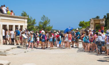 Yunanistan, Girit, Heraklion - 18 Temmuz 2018: Çar Minos 'un Knossos harabelerini, törensel ve siyasi merkezlerini ziyaret eden turistler. Daedalus, Minotaur, Ariadne ve İkarus efsaneleriyle bağlantılı arkeolojik alan