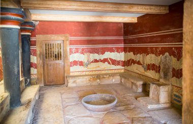 Yunanistan, Girit, Heraklion - 18 Temmuz 2018: Knossos kalıntıları, Çar Minos 'un törensel ve siyasi merkezi. Daedalus, Minotaur, Ariadne ve İkarus efsaneleriyle bağlantılı arkeolojik alan