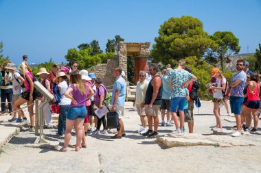 Yunanistan, Girit, Heraklion - 18 Temmuz 2018: Çar Minos 'un Knossos harabelerini, törensel ve siyasi merkezlerini ziyaret eden turistler. Daedalus, Minotaur, Ariadne ve İkarus efsaneleriyle bağlantılı arkeolojik alan