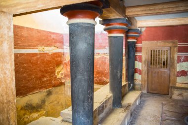 Yunanistan, Girit, Heraklion - 18 Temmuz 2018: Knossos kalıntıları, Çar Minos 'un törensel ve siyasi merkezi. Daedalus, Minotaur, Ariadne ve İkarus efsaneleriyle bağlantılı arkeolojik alan