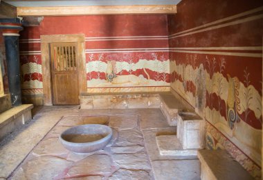 Yunanistan, Girit, Heraklion - 18 Temmuz 2018: Knossos kalıntıları, Çar Minos 'un törensel ve siyasi merkezi. Daedalus, Minotaur, Ariadne ve İkarus efsaneleriyle bağlantılı arkeolojik alan