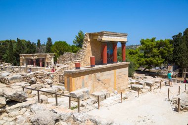 Yunanistan, Girit, Heraklion - 18 Temmuz 2018: Knossos kalıntıları, Çar Minos 'un törensel ve siyasi merkezi. Daedalus, Minotaur, Ariadne ve İkarus efsaneleriyle bağlantılı arkeolojik alan